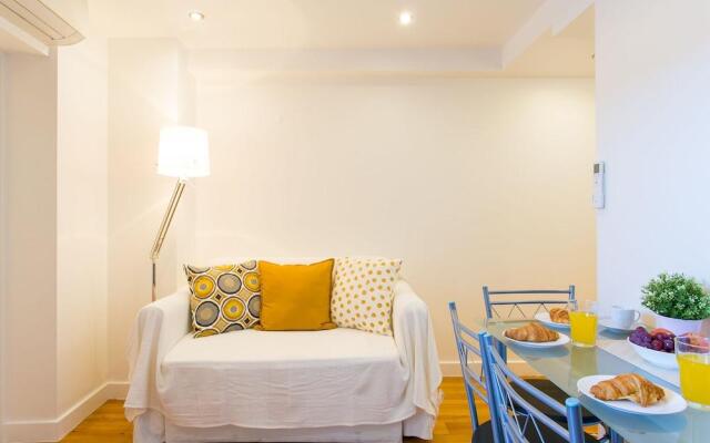 JOIVY Cosy 1-bed flat w/balcony in Alfama, moments from the Port