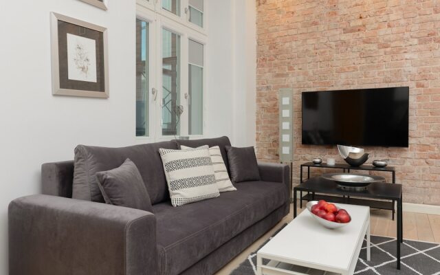 Warsaw Radna Apartment by Renters