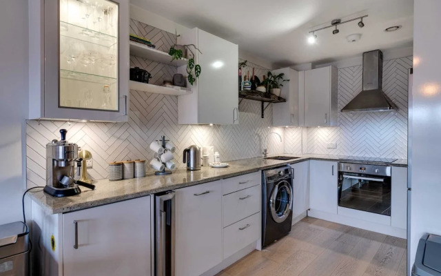Spacious Modern Camberwell Apartment