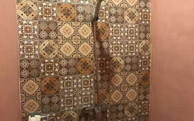 Bee Sleep Hostel & Nana Art gallery