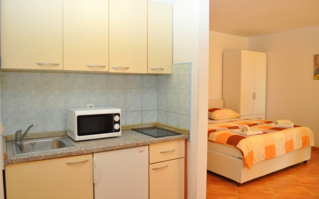 Studio apartment Ivi - big parking and courtyard SA3 Makarska, Riviera Makarska