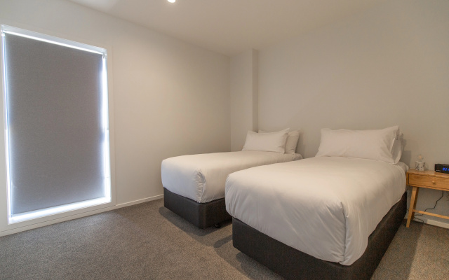 Hidden Lake Hotel and Apartments – Guest Rooms – Cambridge