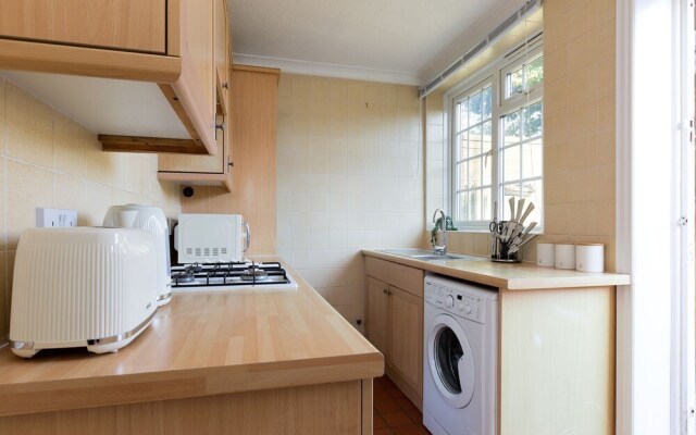 Cosy Room in Morden