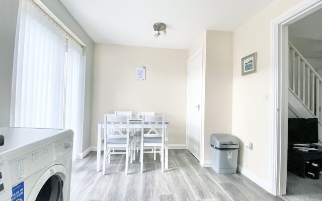 Ammaculate 3 Bedroom Property Near Caltic Manor