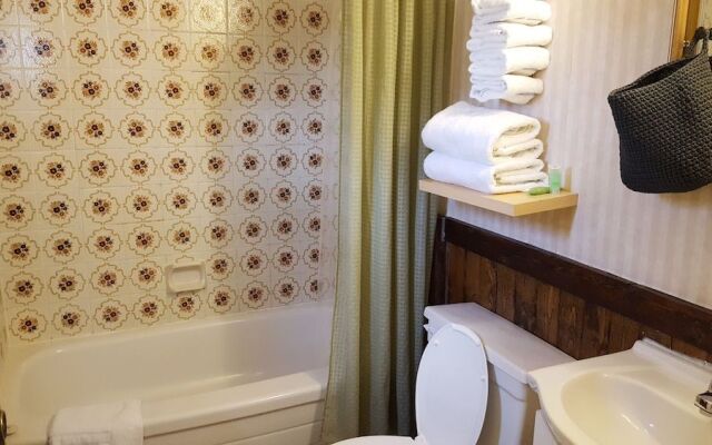 Greenside motel