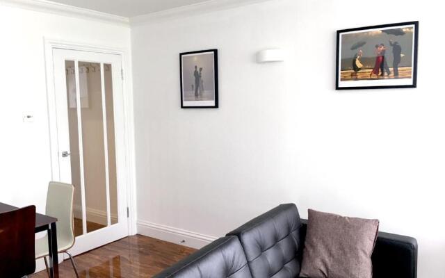 Superb 3-Bed 2-Bath with Wifi: Trendy Fitzrovia W1