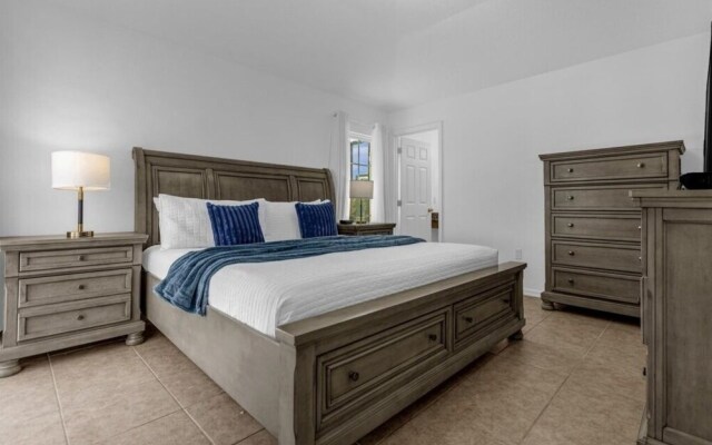 3 Bedrooms S / Lake Berkley Home by RedAwning