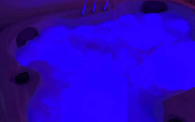 Relaxing Getaway With Hot Tub & Sauna Sleeps 6
