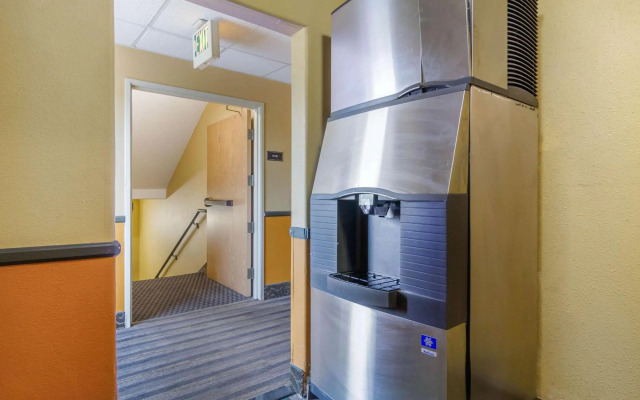 Quality Inn & Suites Lakewood - Denver Southwest