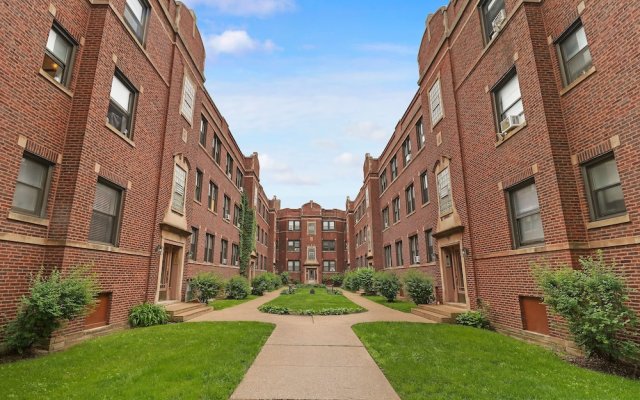 2BR Lively & Chic Home in Rogers Park