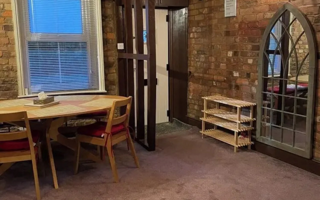 Gloucester - 2 Bed House - Sleeps 7 - Pet Friendly