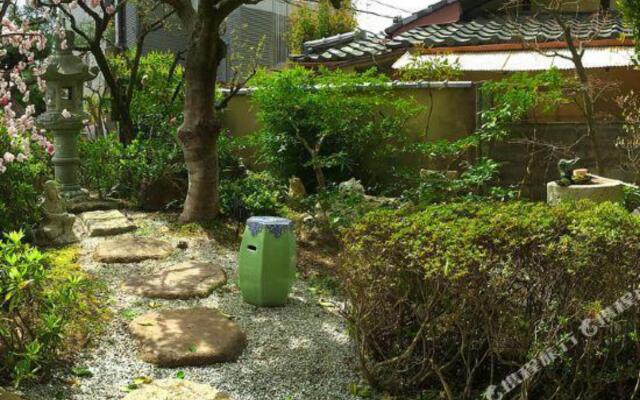 Hananobou Kinkakuji-michi