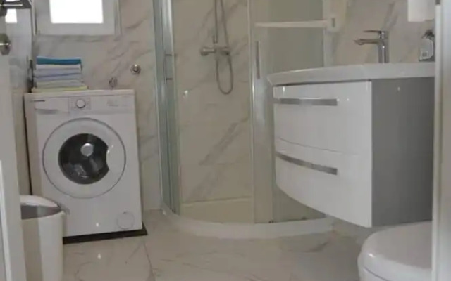 Remarkable 2-bed Apartment in Okrug Gornji