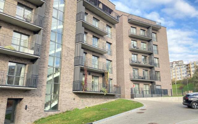 Trendy APT w/Balcony & Self Check-in, By Cohost