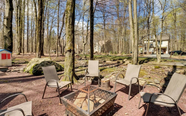Spacious Pocono Lake House Near Skiing & Swimming!