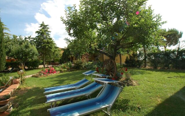 Cozy Holiday Home in Castiglion Fiorentino with Jacuzzi