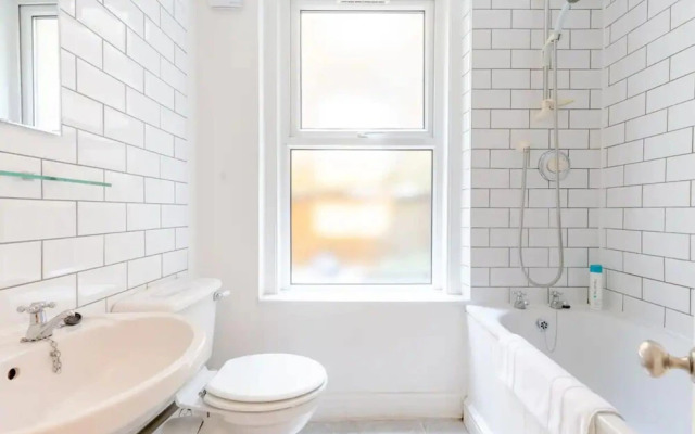 Spacious 2 Bedroom in Gorgeous Camberwell With Garden