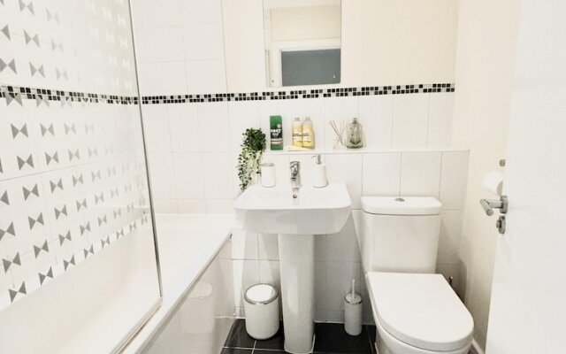 Remarkable 3-bed House in Reading