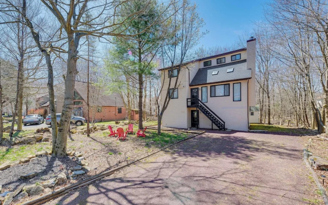 Lake & Pool Access: Poconos Retreat in Tobyhanna!