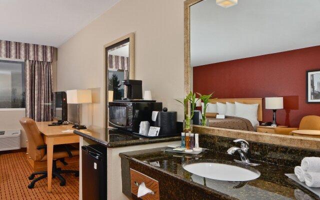 Clackamas Inn & Suites