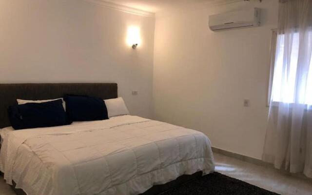 Modern 3 Bedroom Apartment Walk to Cafés & Bookstores