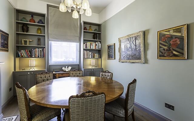 Well-designed Chelsea Flat