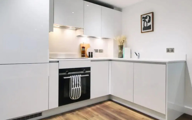 1 Bed Serviced Apartment Bracknell Station 5 Mins