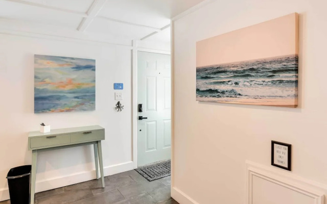 Block to Ocean: 'beachside Bungalow' in Galveston!