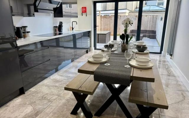 Luxurious Modern House With Garden Close To City Centre