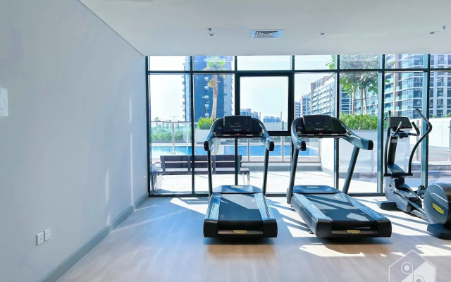 Tranquil 1BR Escape With Pool View in Meydan