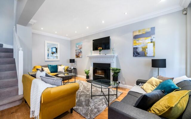 Victoria Mews House - By Sojourn