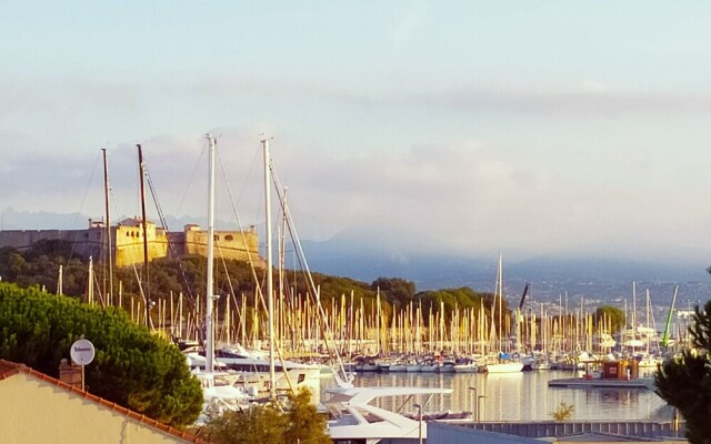 2P Vieil Antibes balcon sur la Marina