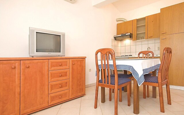 Beautiful Home in Banj With Wifi and 5 Bedrooms
