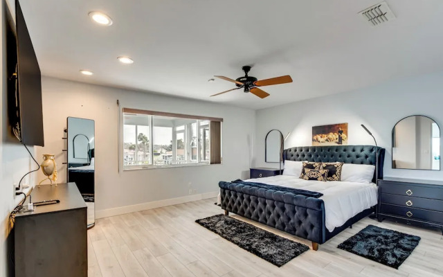 Waterfront Gem: Crystal River Family Home