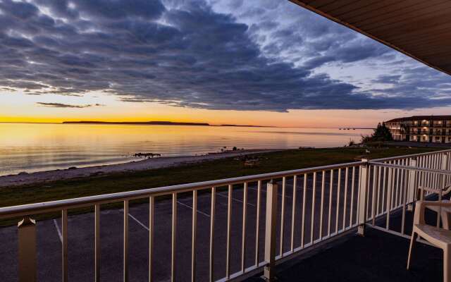 Days Inn & Suites by Wyndham St. Ignace Lakefront
