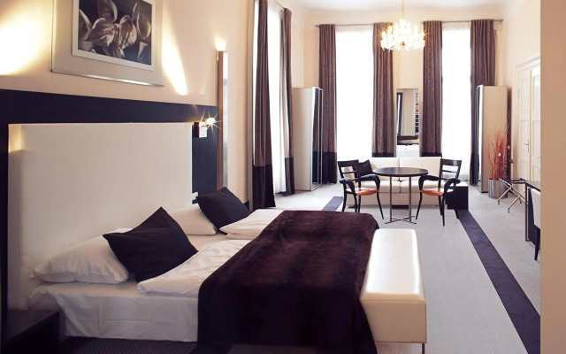 Old Town Square Residence by Emblem