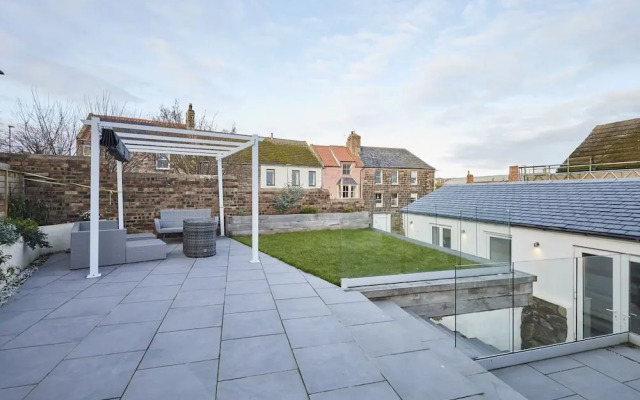 Host Stay Harrow Bothy