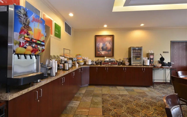 Comfort Inn & Suites McMinnville Wine Country