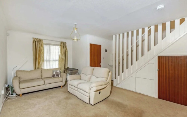Charming 2 Bedroom Home in South London With Garden