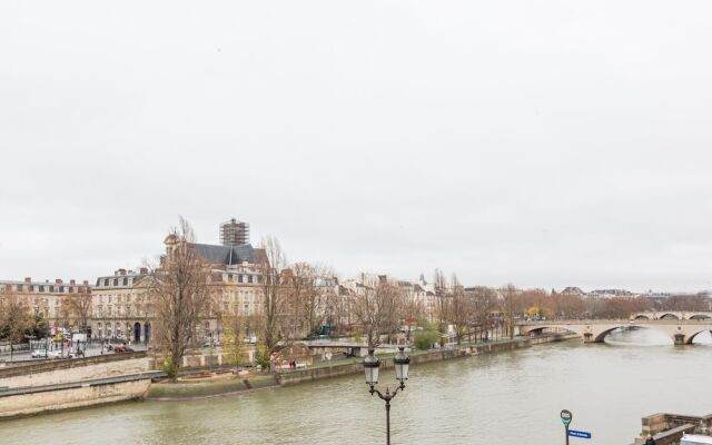 Quai aux Fleurs Apartment