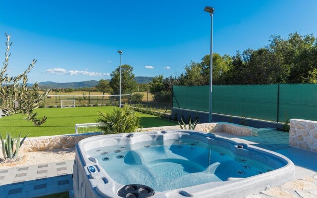 Amazing Home in Siveric with Hot Tub, Sauna & WiFi