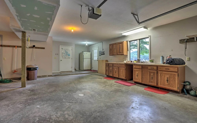 Lakefront Haven: Family-friendly Sunrise Beach Gem