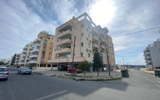 Andrea 3-BR Apt in Mackenzie With Pool