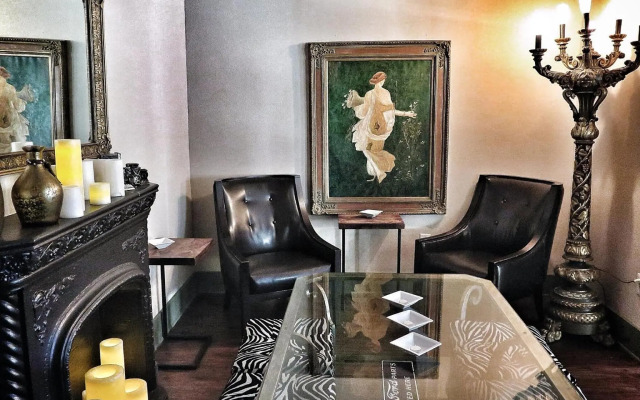 MarQueen Hotel