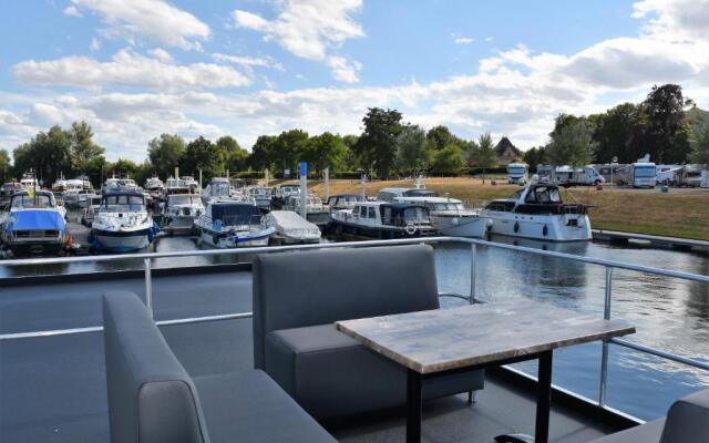 Cosy floating boatlodge Athene