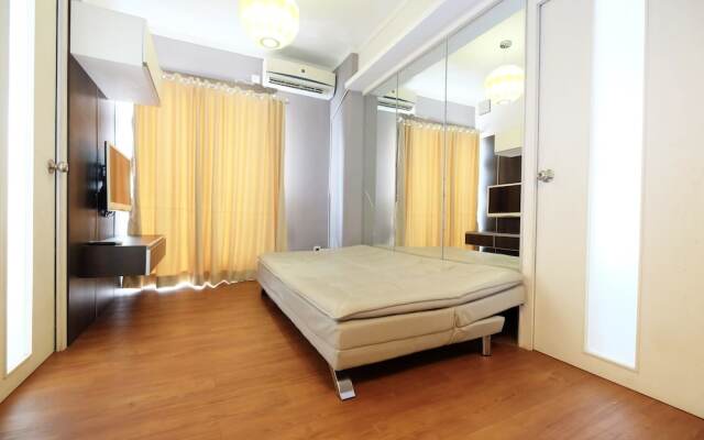 Modern 2BR Mutiara Bekasi Apartment By Travelio