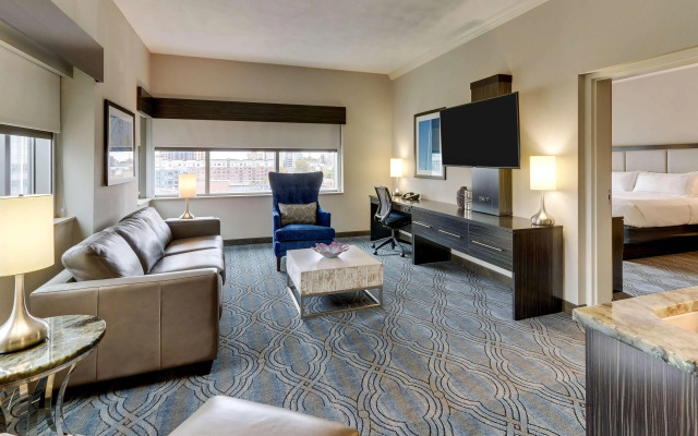 DoubleTree by Hilton St. Louis Forest Park