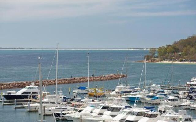 2 'Paradiso', 4 Laman Street - beautiful unit with stunning water views & pool