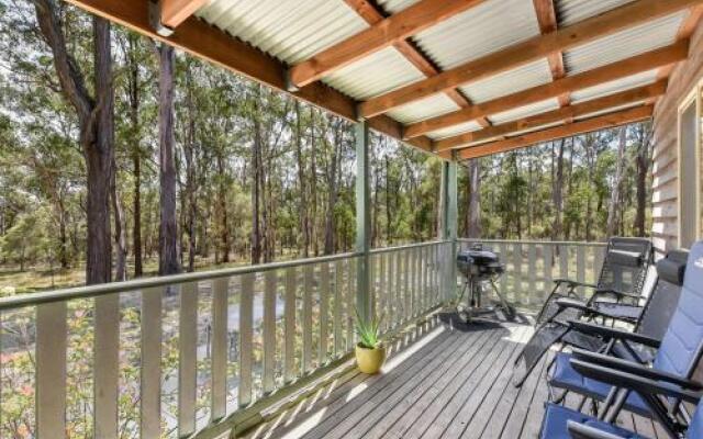 Kangaroo Cottage - cute Accom in bushland setting