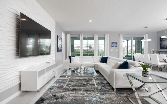 Stunning House With Private Pool